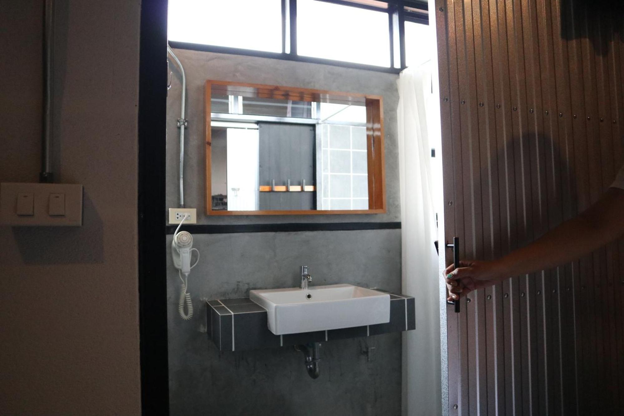 Blu Monkey Hub & Hotel Surat Thani Exterior foto